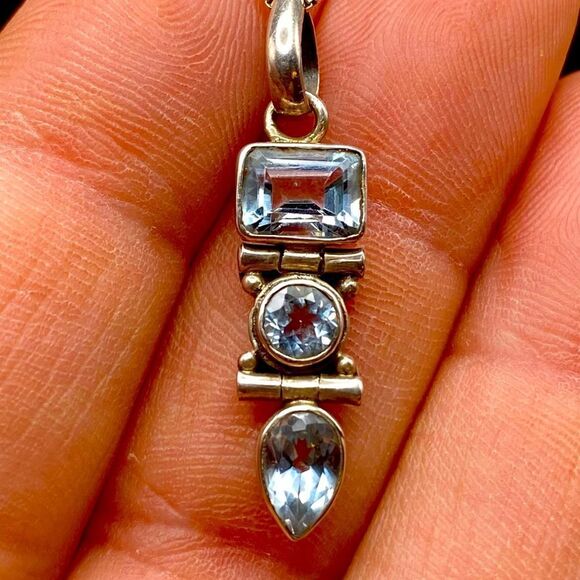 925 silver 17” box chain with dangling pendant w/matching earrings.  Details👇🏻 - Picture 6 of 7